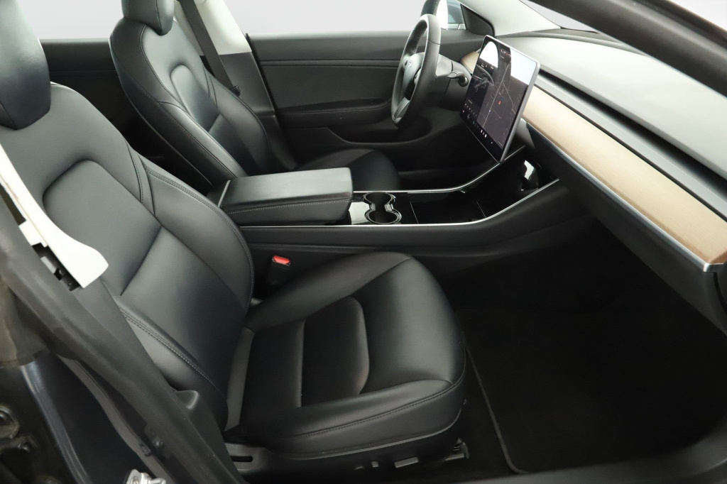 Tesla Model 3 2020 10