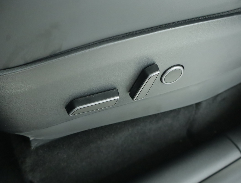 Tesla Model Y 2023 24