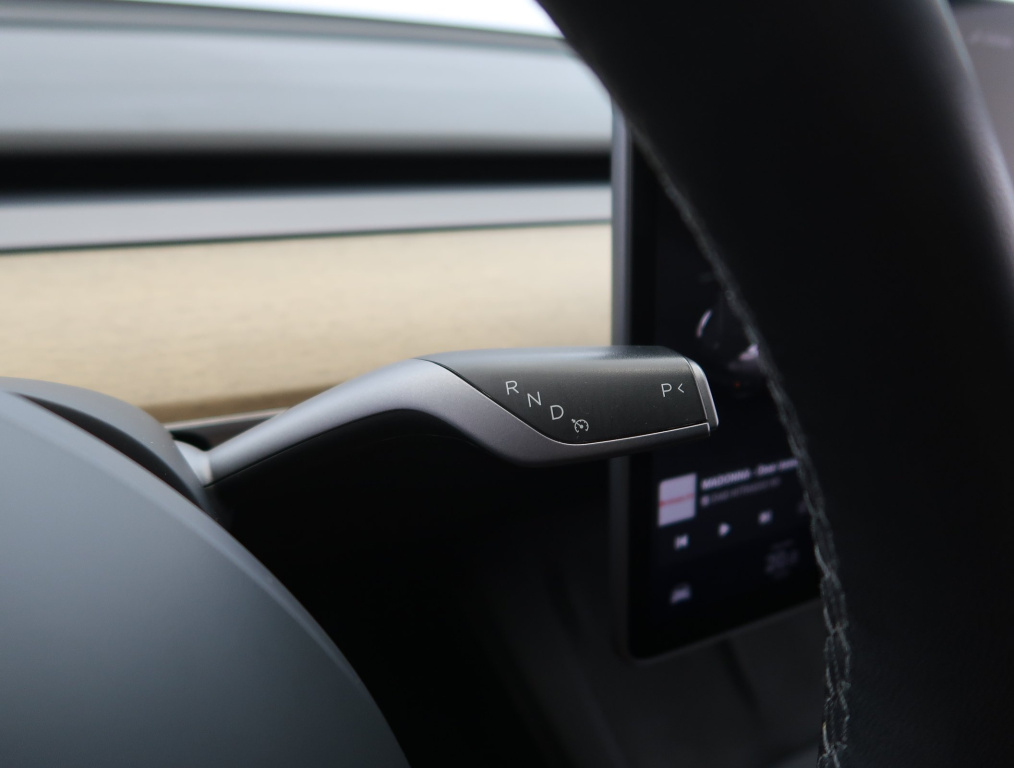 Tesla Model Y 4x4 2022 15