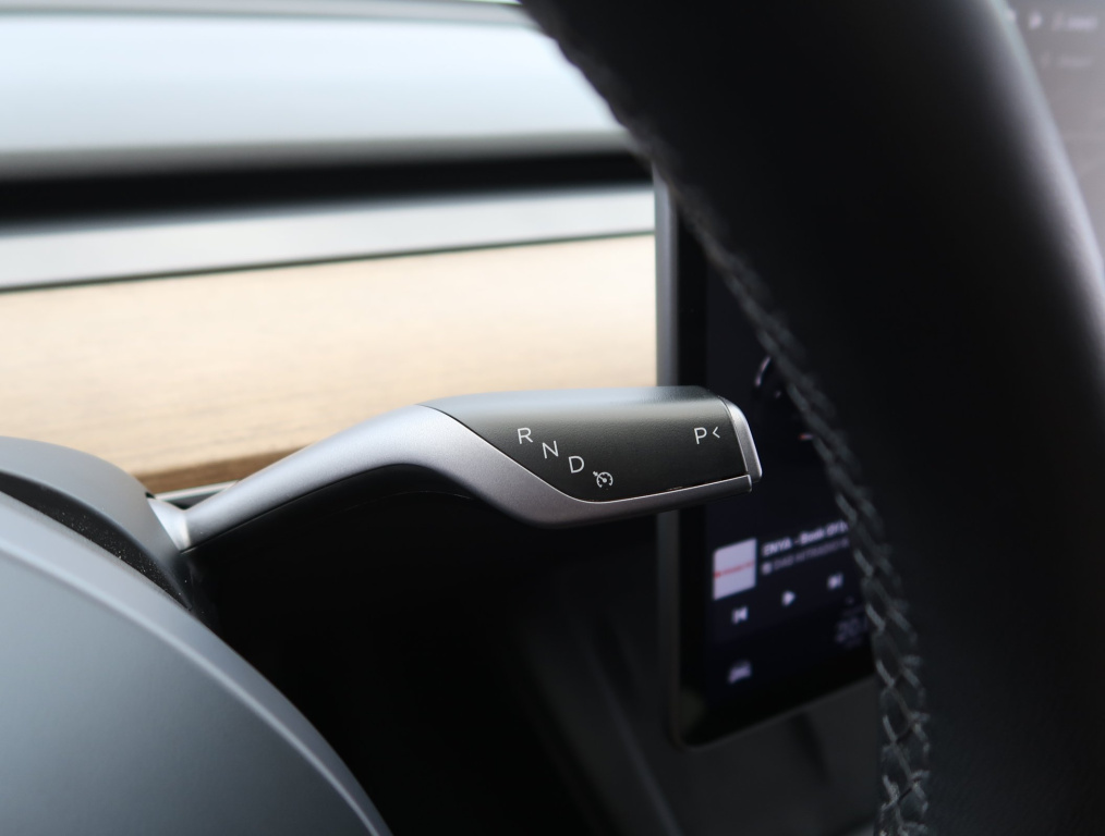 Tesla Model Y 4x4 2023 15