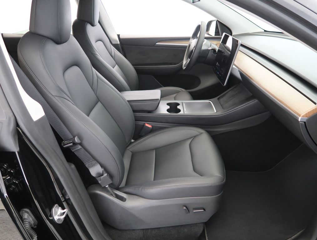 Tesla Model Y 4x4 2023 10