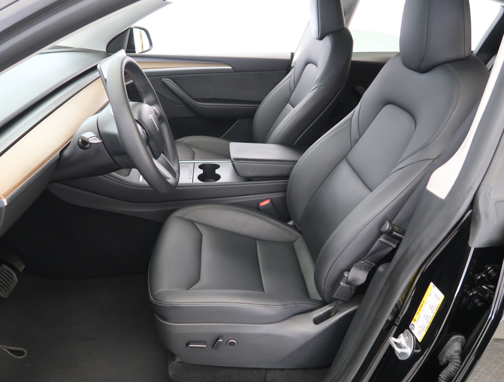 Tesla Model Y 4x4 2023 13