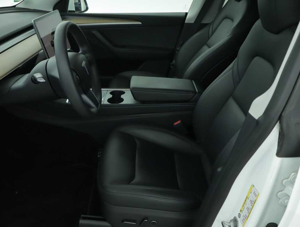 Tesla Model Y 4x4 2023 13