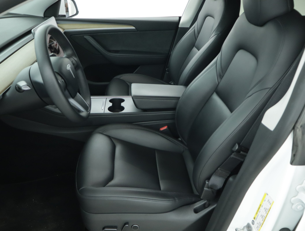 Tesla Model Y 4x4 2023 13