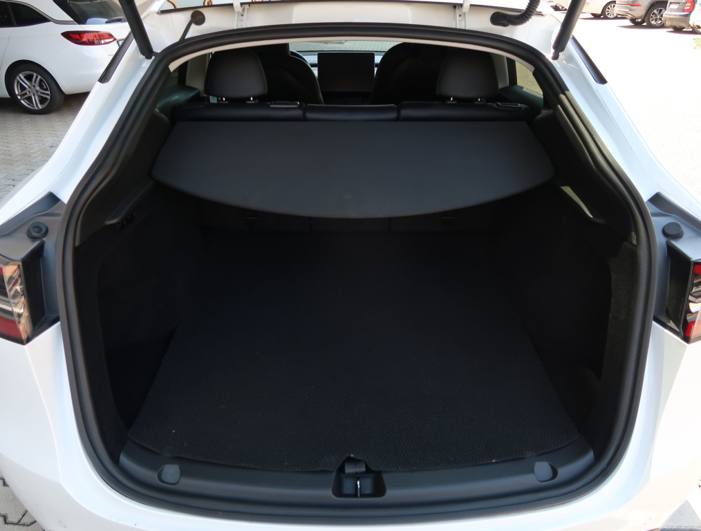 Tesla Model Y 4x4 2022 17