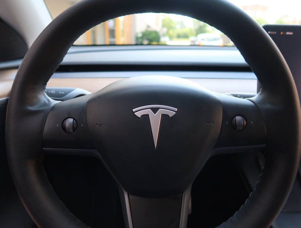 Tesla Model Y 4x4 2022 19
