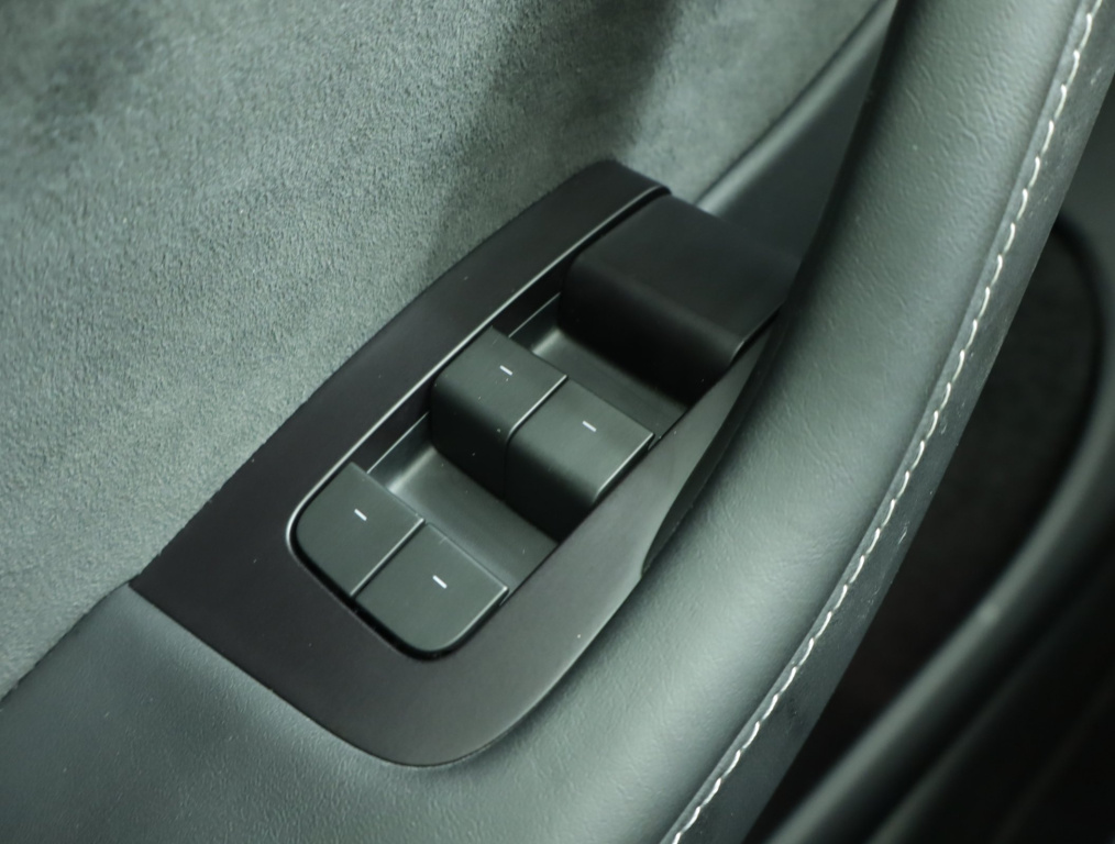 Tesla Model Y 4x4 2023 18