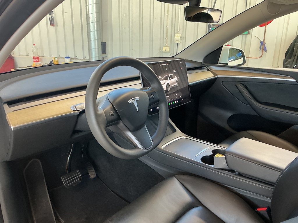 Tesla Model Y 2023 3