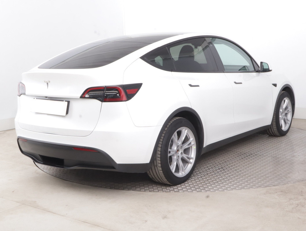 Tesla Model Y 2023 7
