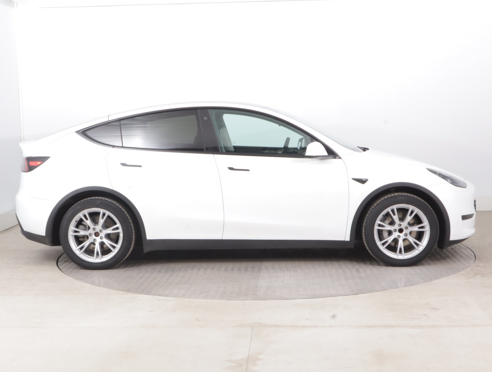 Tesla Model Y 2023 8