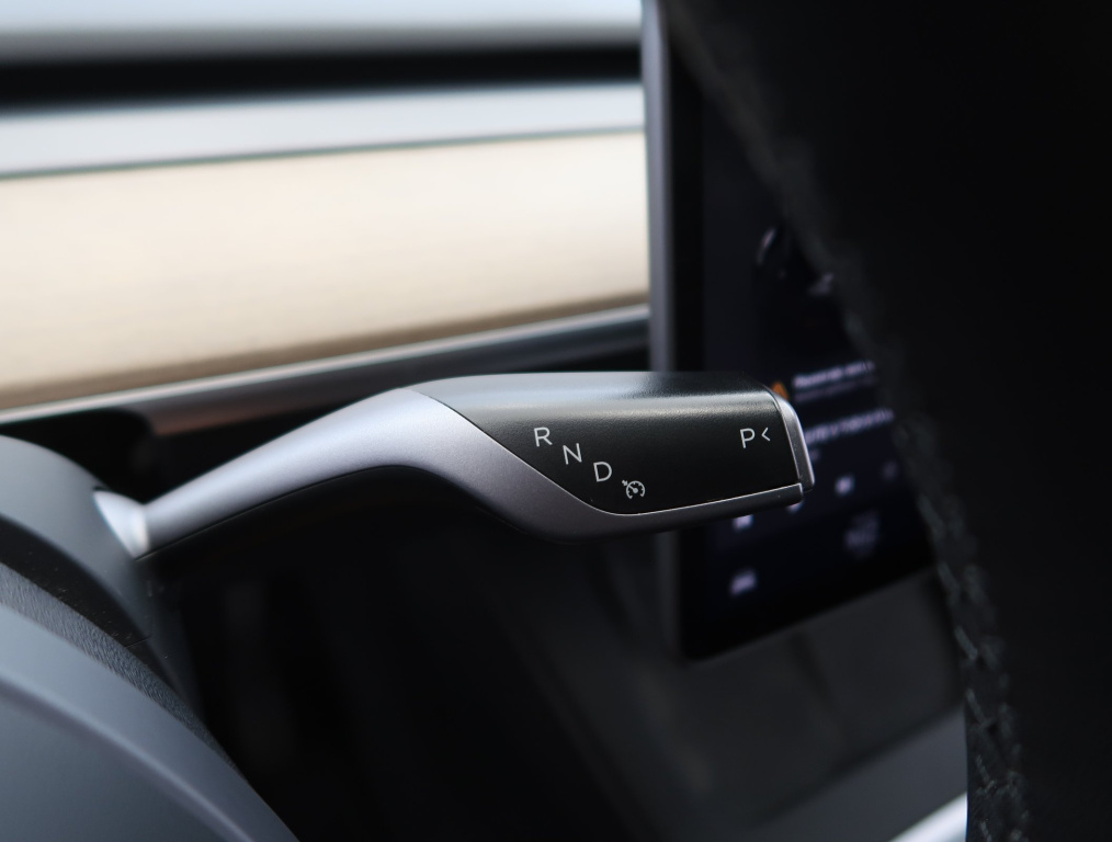Tesla Model Y 4x4 2023 15