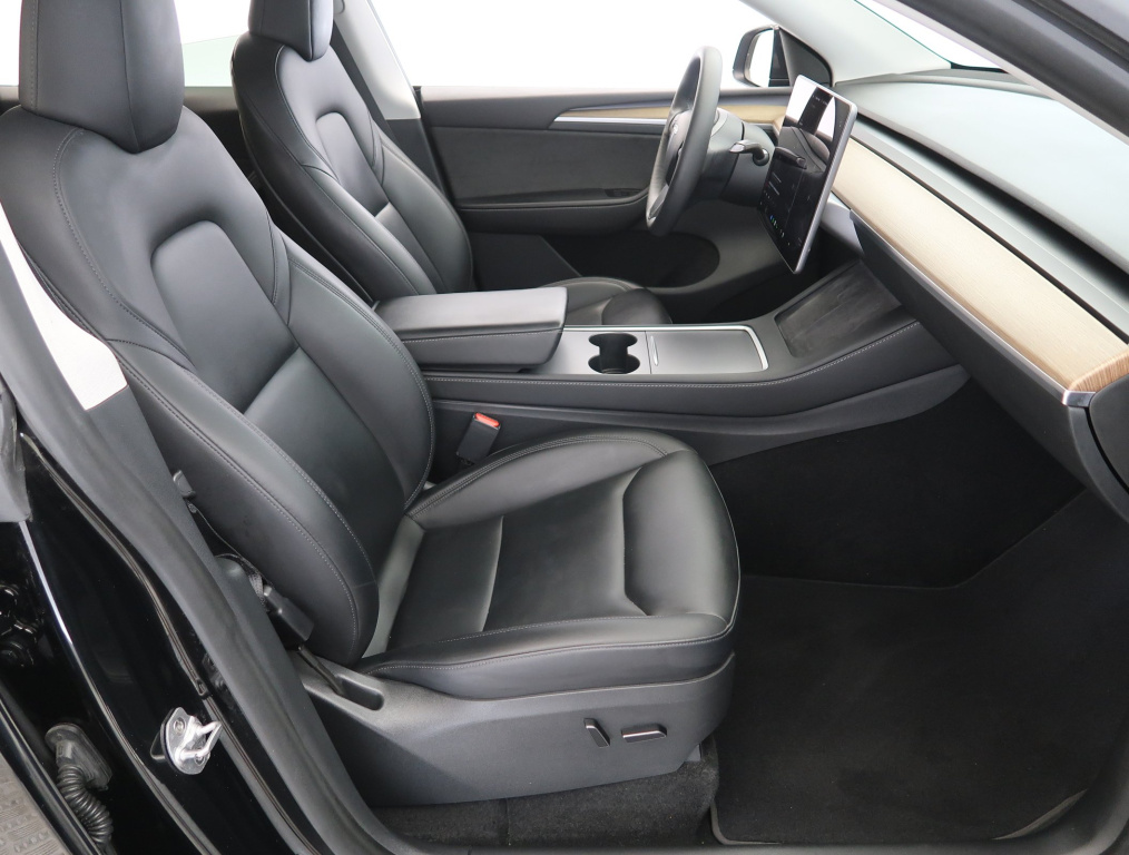 Tesla Model Y 4x4 2023 10