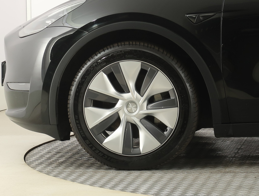 Tesla Model Y 4x4 2023 17