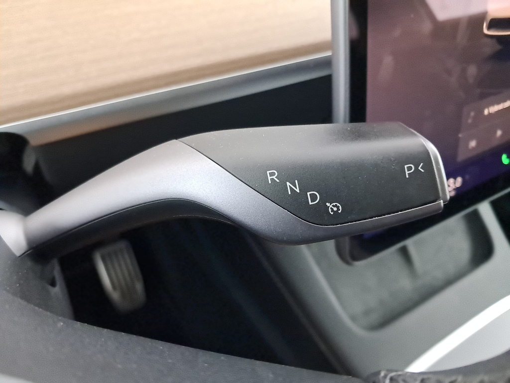 Tesla Model Y 4x4 2023 15