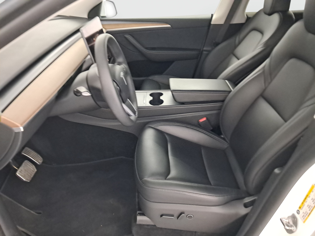 Tesla Model Y 4x4 2023 13