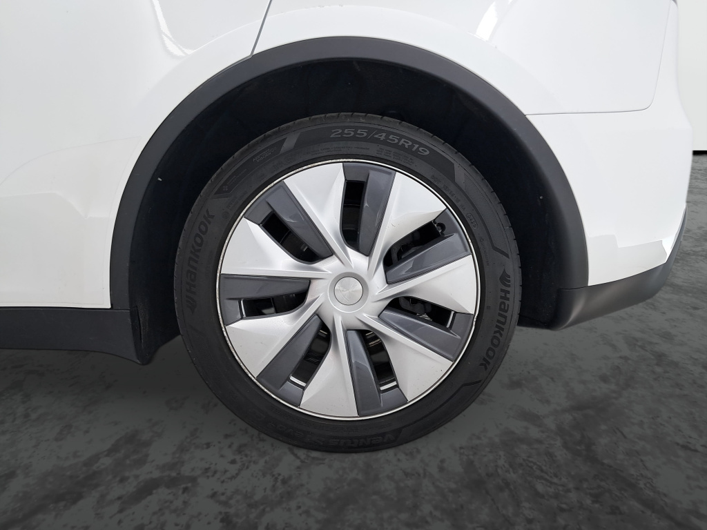 Tesla Model Y 4x4 2023 17