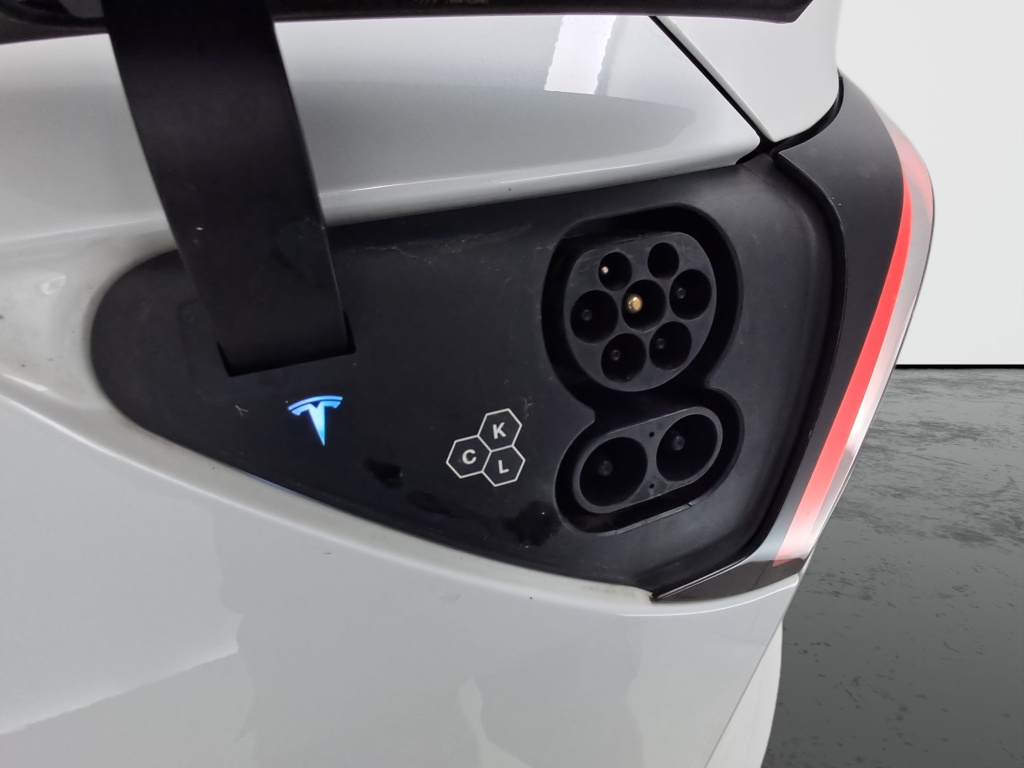 Tesla Model Y 4x4 2023 19