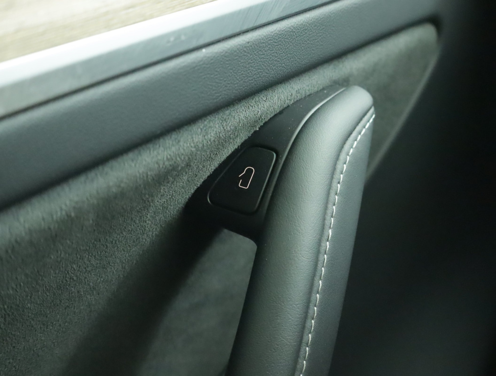 Tesla Model Y 4x4 2023 22