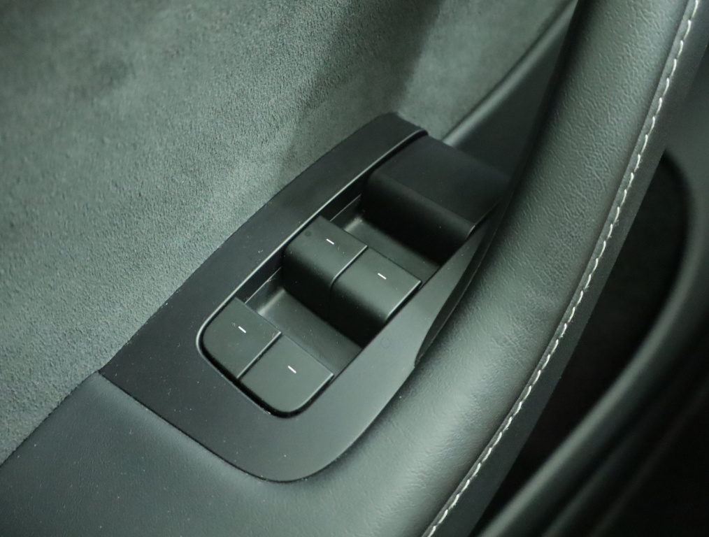 Tesla Model Y 4x4 2023 21