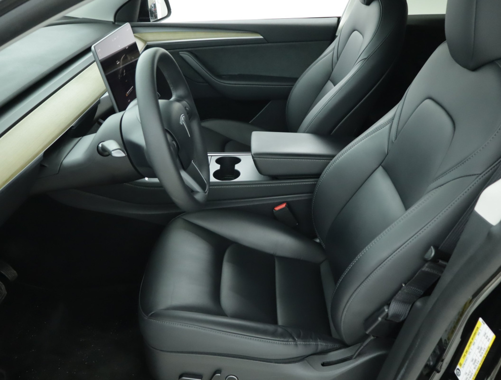 Tesla Model Y 4x4 2023 13