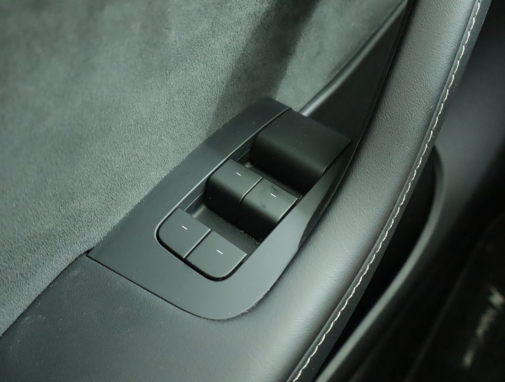 Tesla Model Y 4x4 2023 19