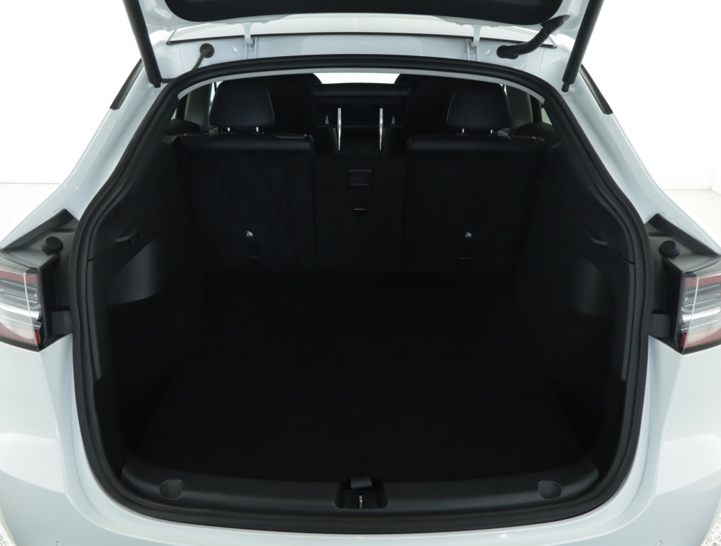 Tesla Model Y 4x4 2022 17
