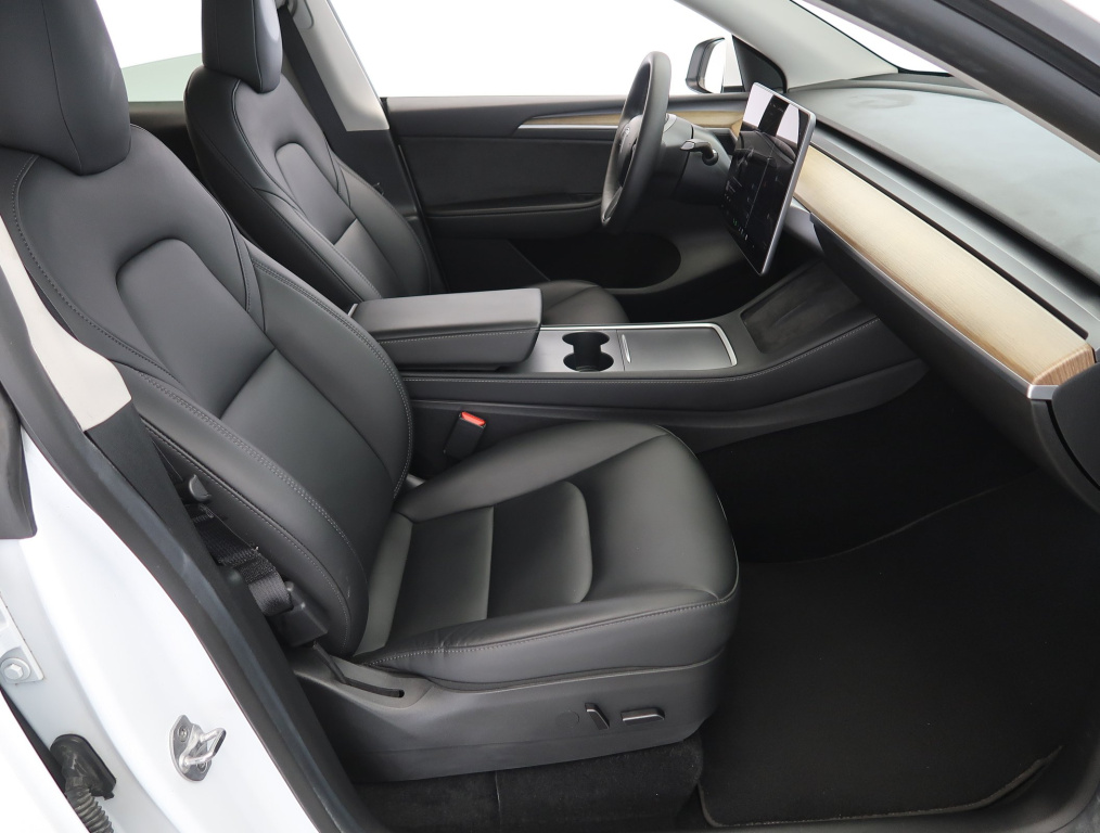 Tesla Model Y 4x4 2022 10
