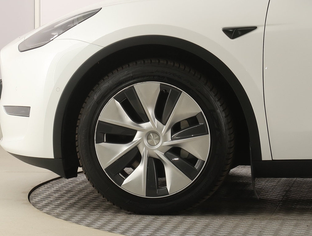 Tesla Model Y 4x4 2022 17