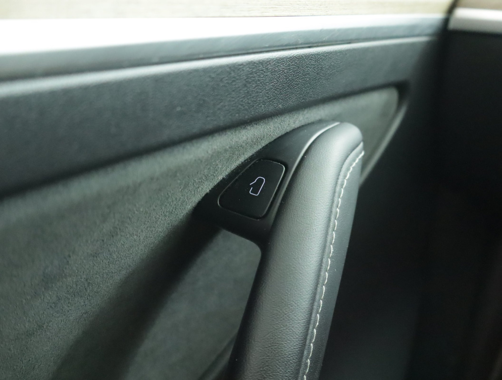 Tesla Model Y 4x4 2022 24