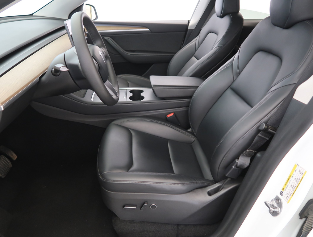 Tesla Model Y 4x4 2022 13