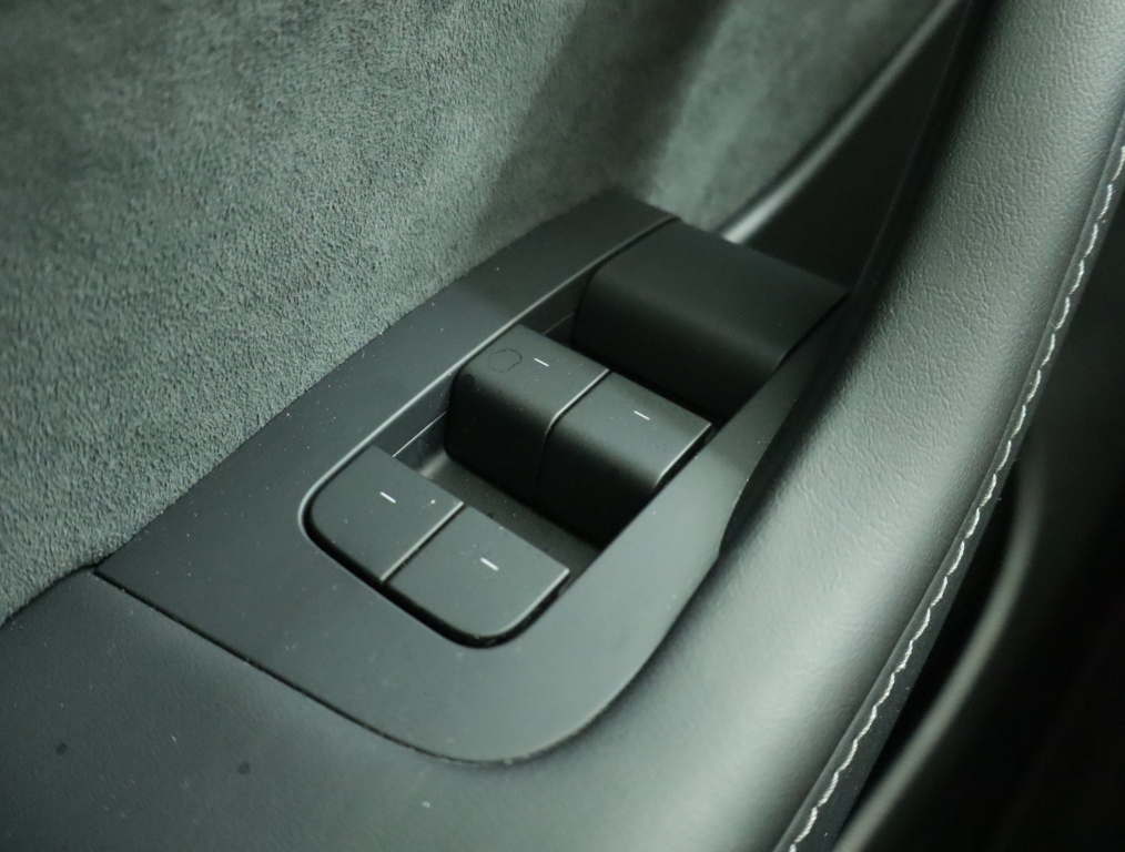 Tesla Model Y 4x4 2022 19