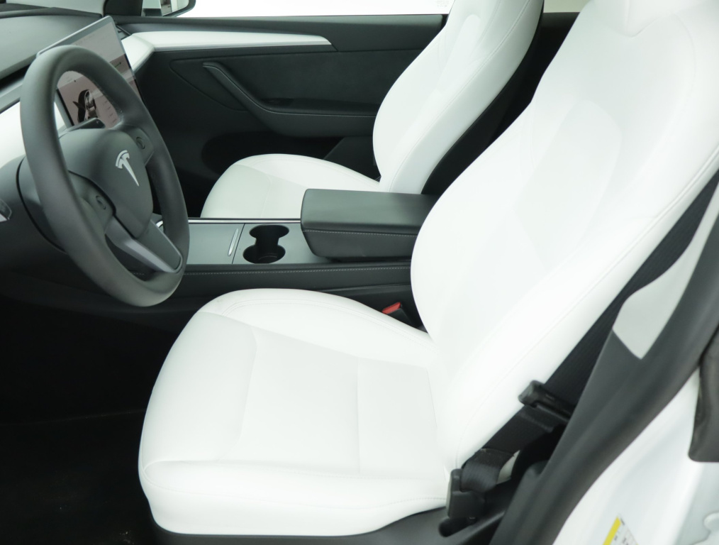 Tesla Model Y 4x4 2023 13