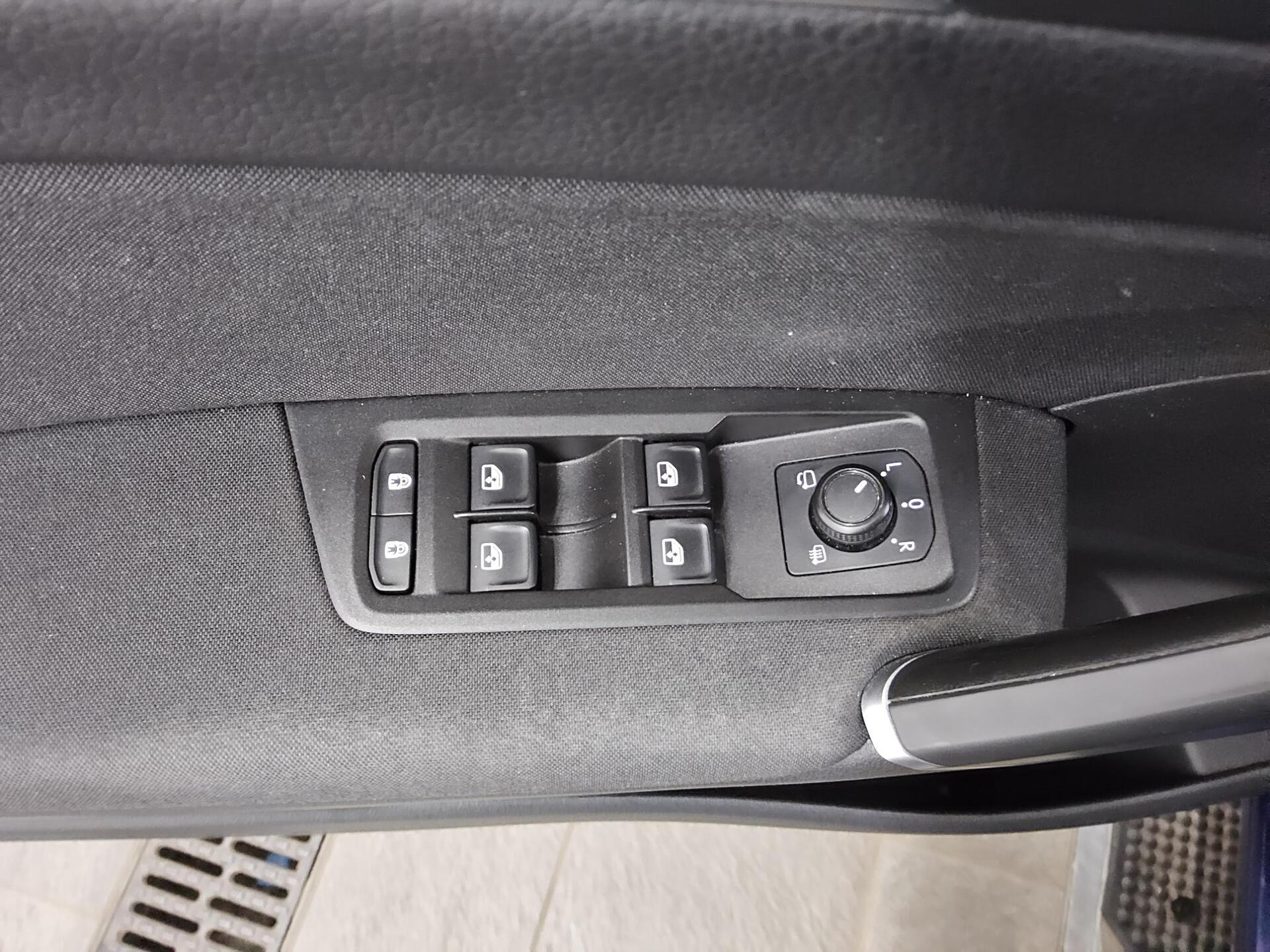 Volkswagen Touran 2.0 TDI Comf. Navi LED AID 4xShz StHzg. El.Heck Pano RFK 10