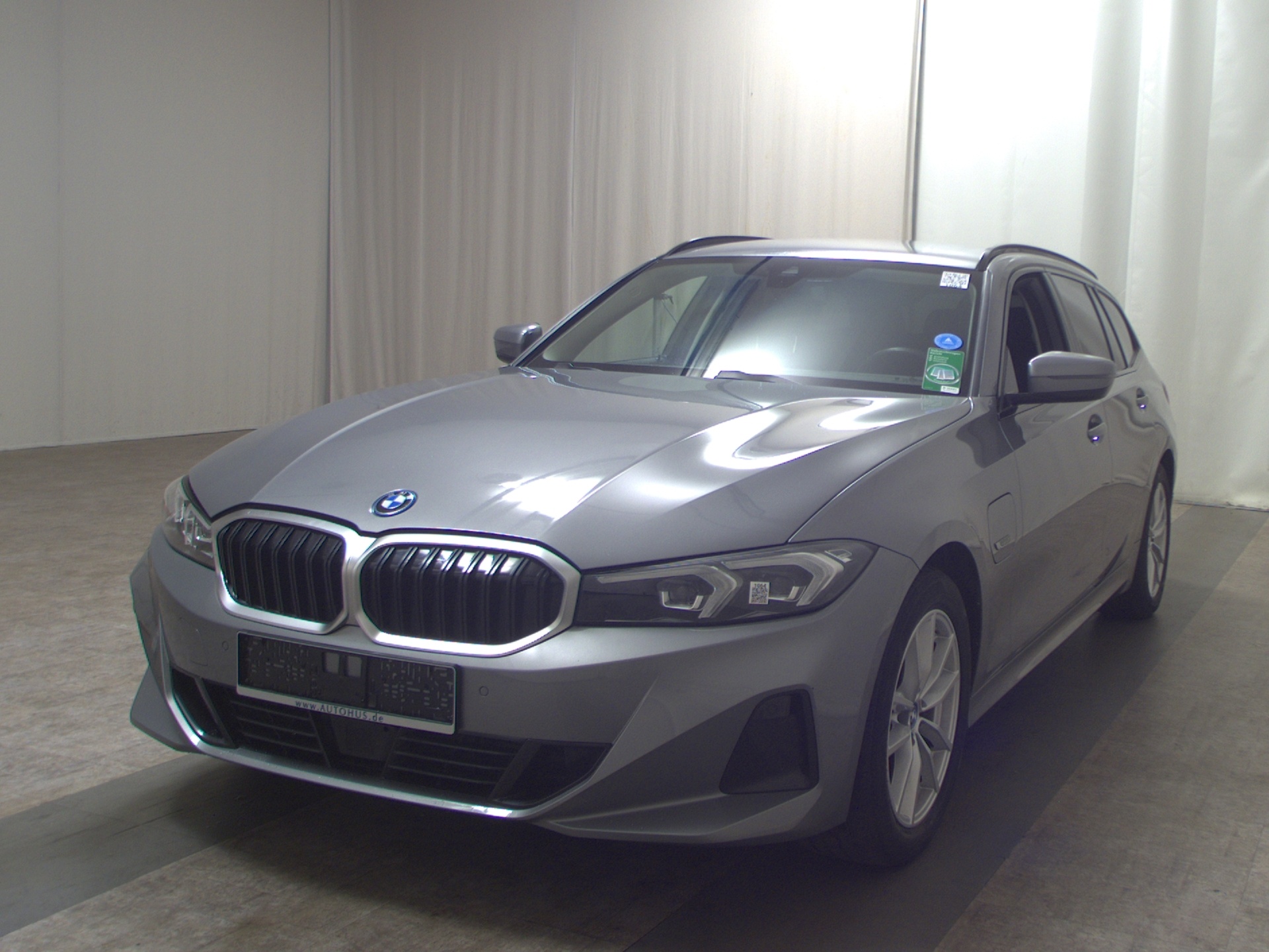 BMW 330e Touring Navi LED Shz Curved Leder 2
