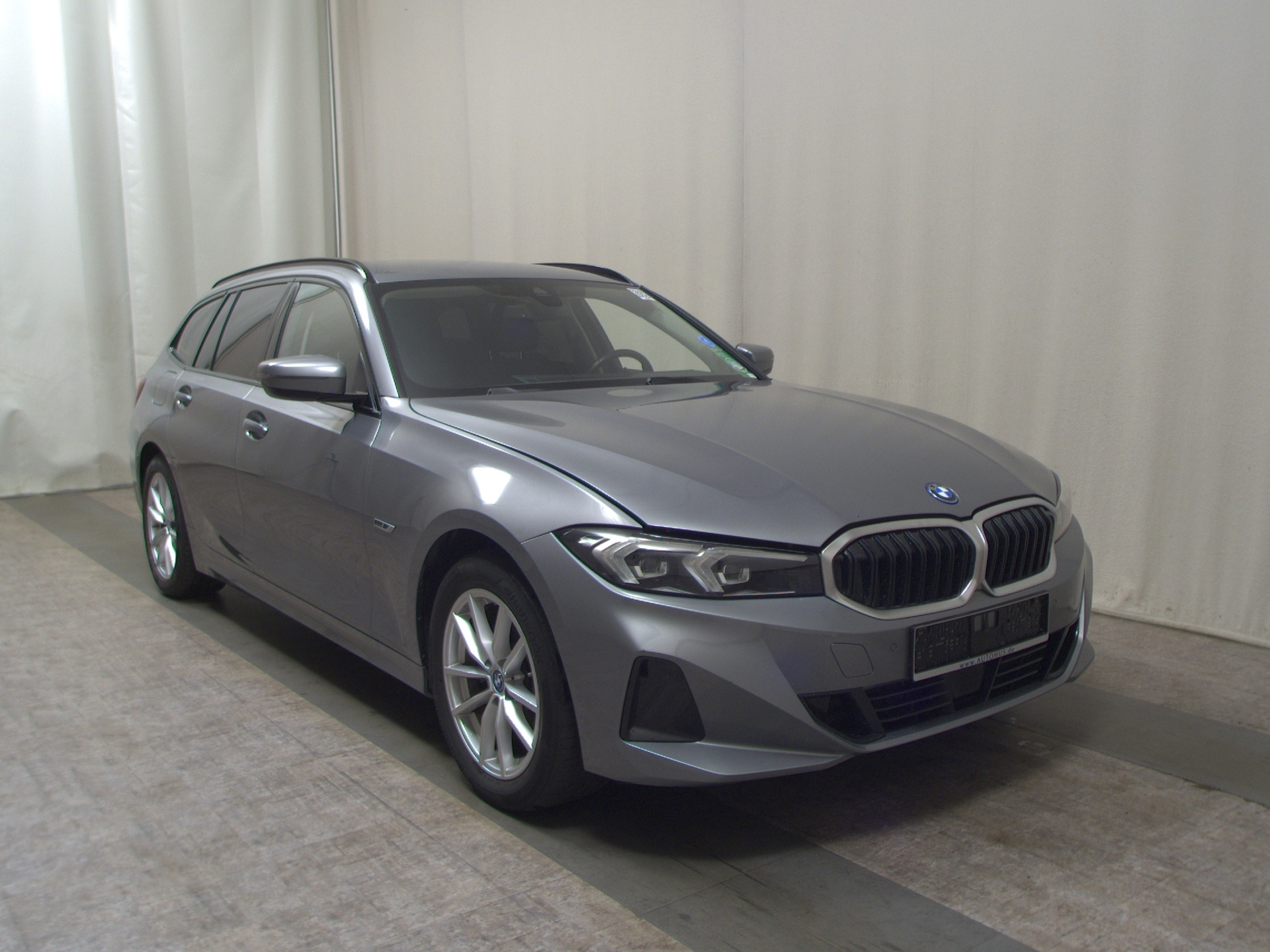 BMW 330e Touring Navi LED Shz Curved Leder 3