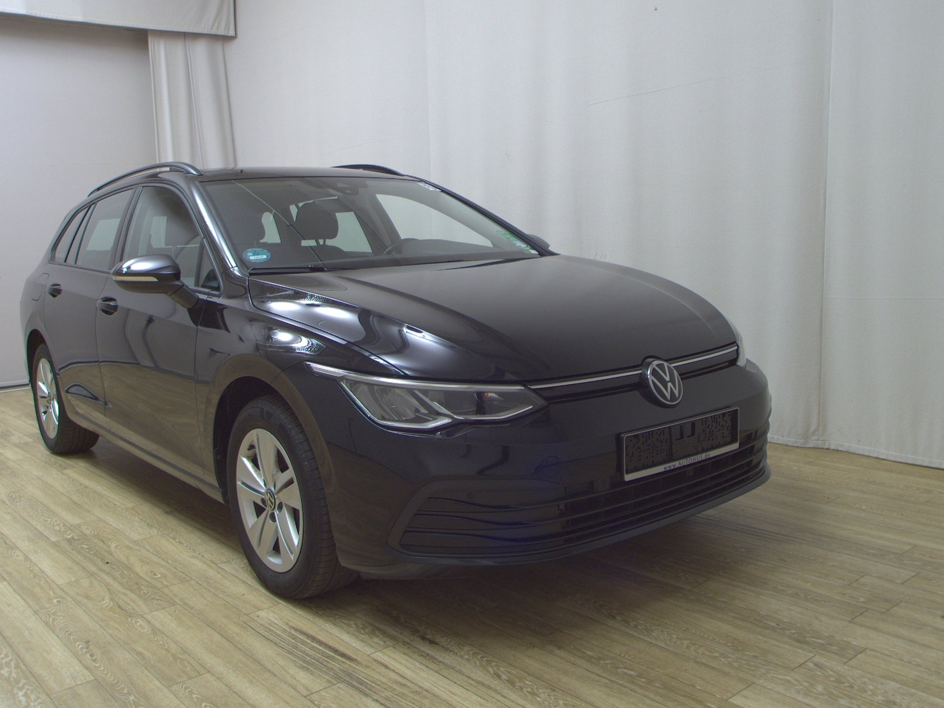 Volkswagen Golf-8 Var. 2.0 TDI Life Navi LED DC PDC 3