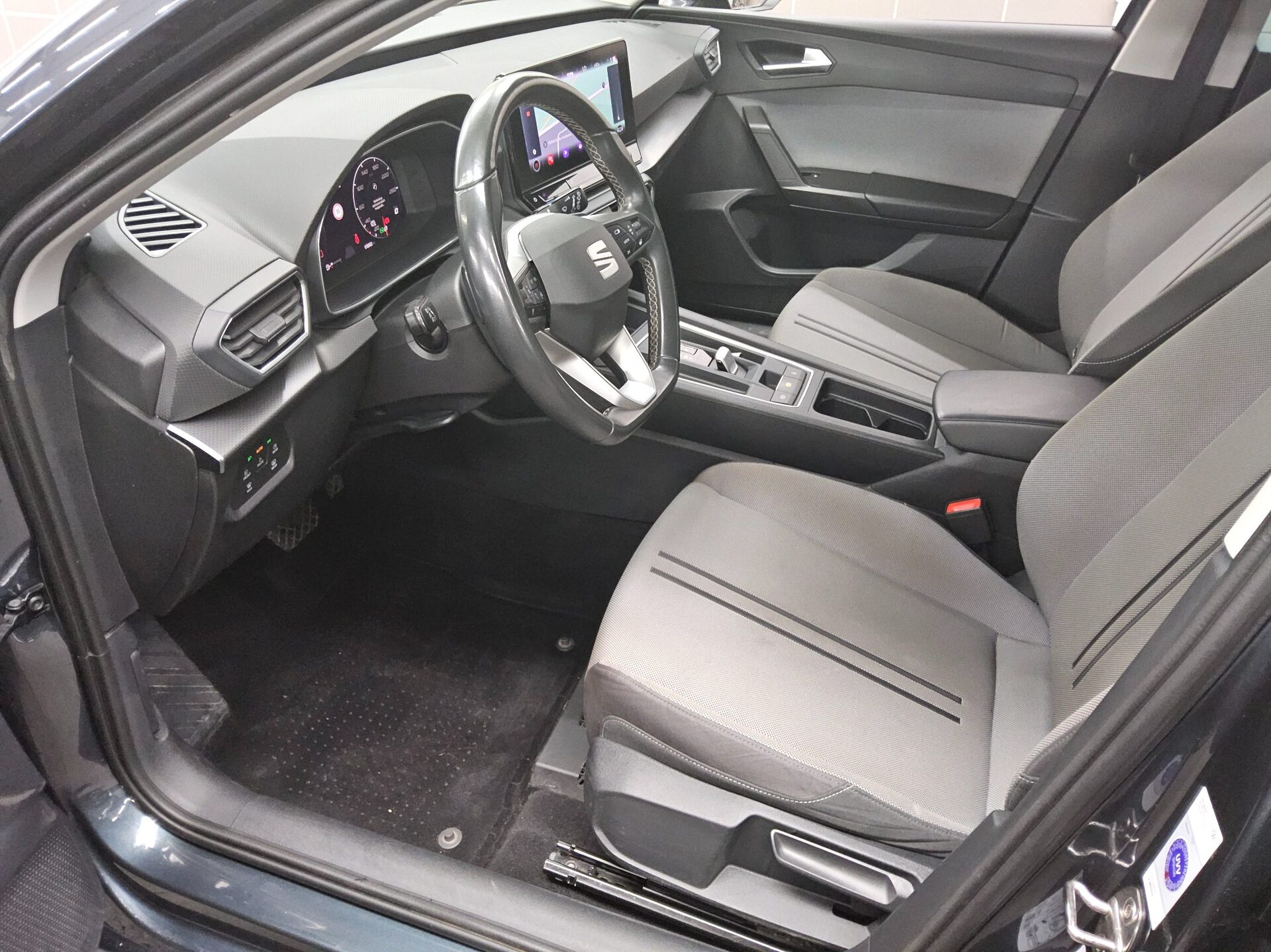 Seat Leon Sportstourer 2.0 TDI Style Navi LED AID Shz Beats  AHK PDC 8
