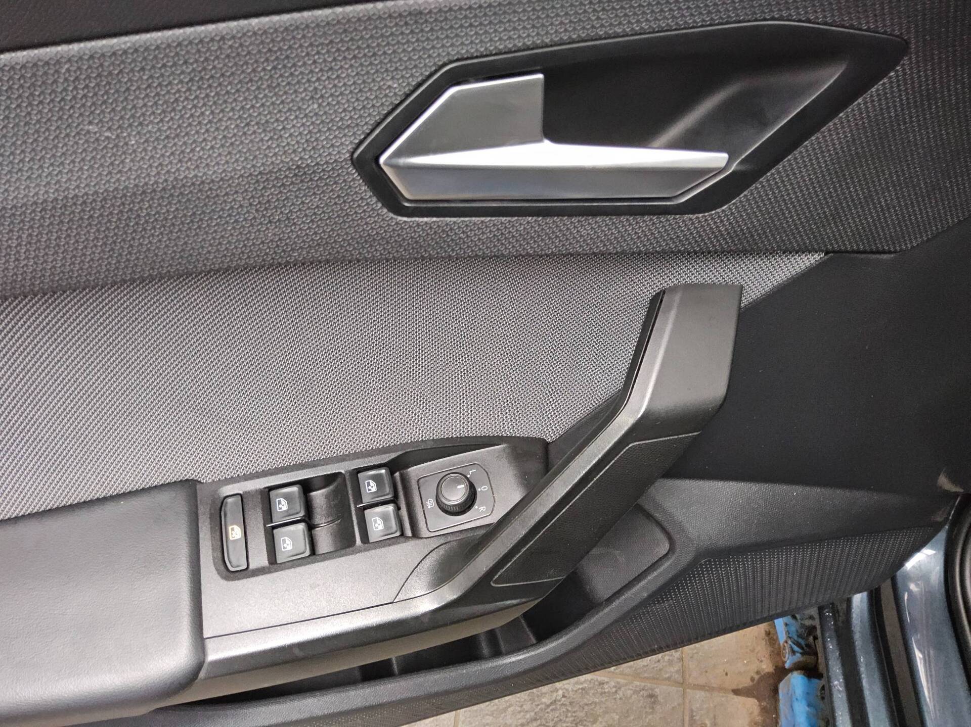Seat Leon Sportstourer 2.0 TDI Style Navi LED AID Shz Beats  AHK PDC 9