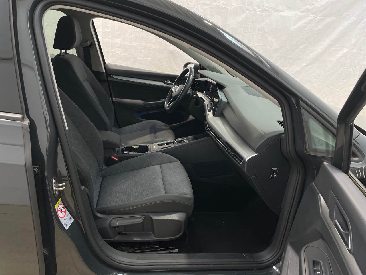 Volkswagen Golf-8 Var. 2.0 TDI Life KLIMAAUT LED PANO SHZ PDC 6