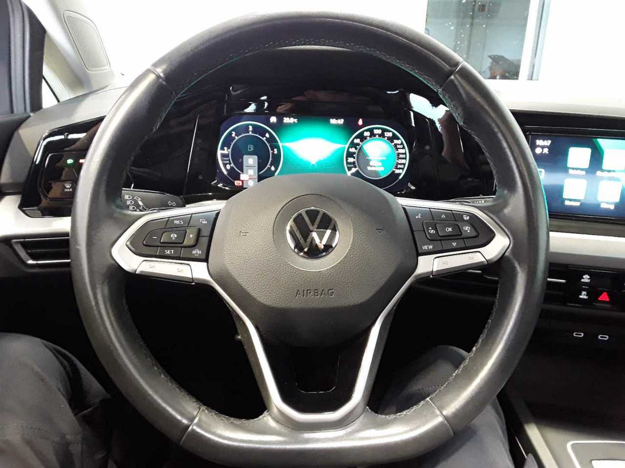 Volkswagen Golf-8 Var. 2.0 TDI Life KLIMAAUT LED PANO SHZ PDC 9