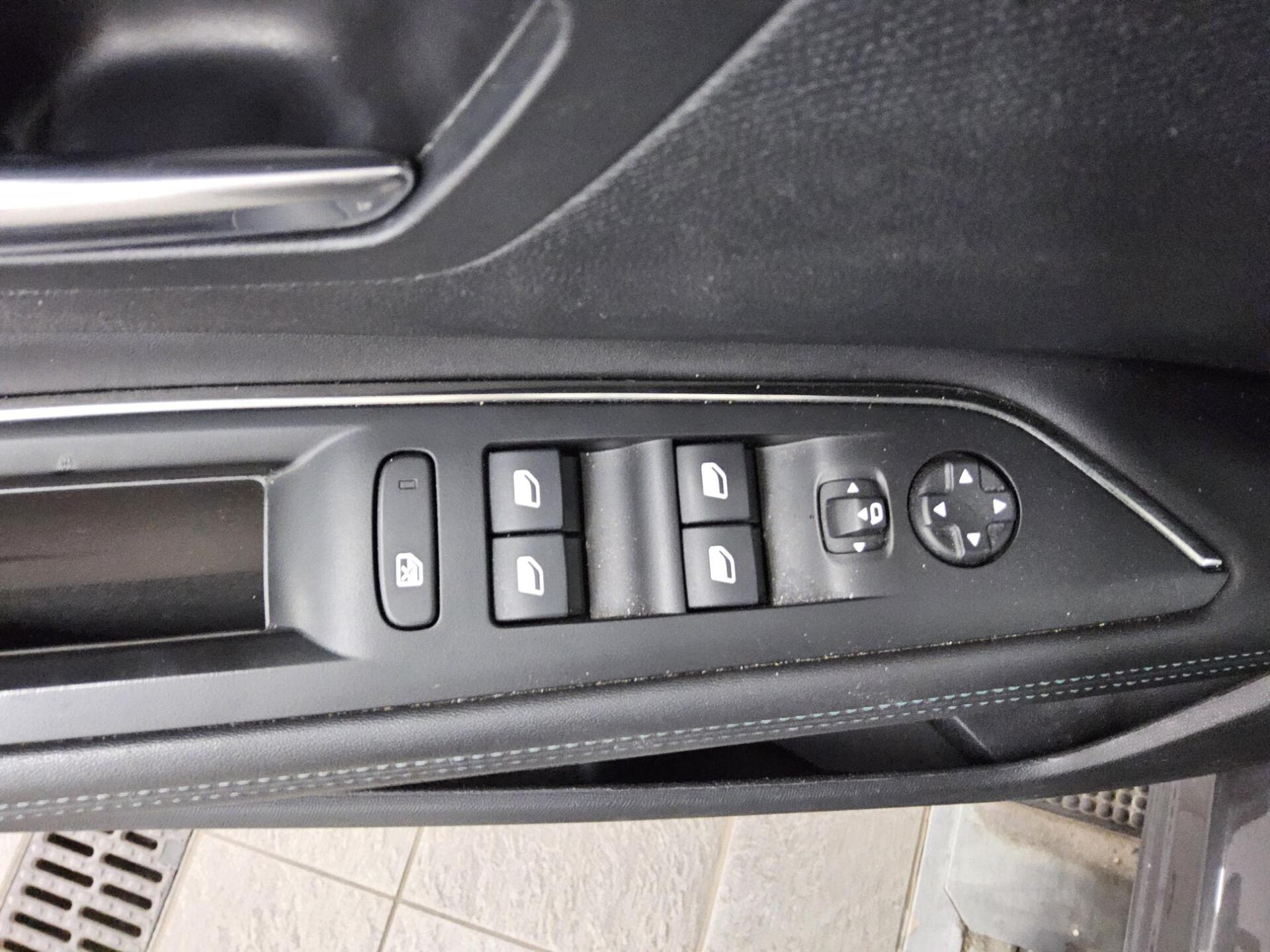 Peugeot 3008 1.5 BlueHDI Allure T-Leder Navi LED 360° 10