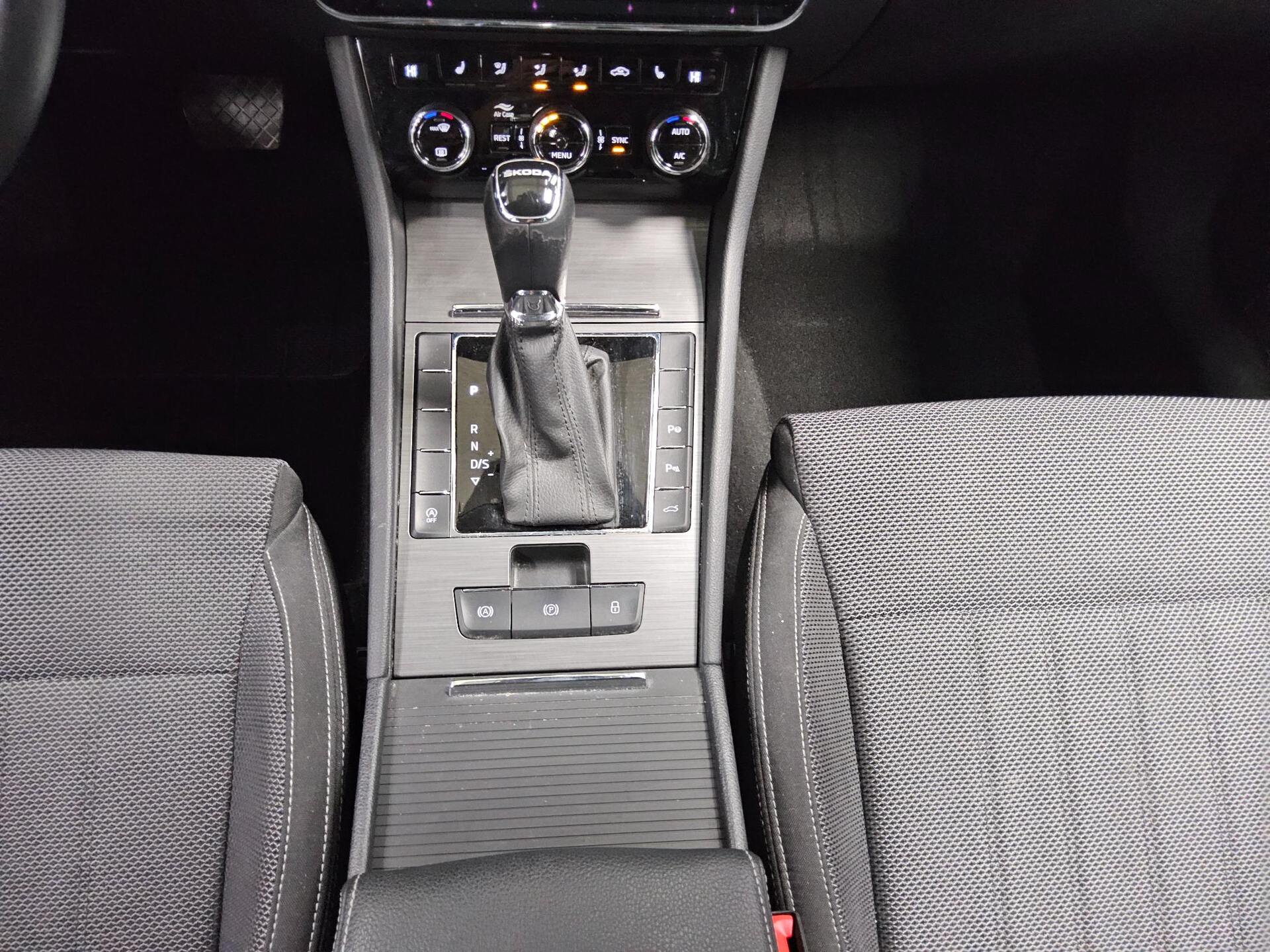 Skoda Superb Kombi 2.0 TDI Style Navi LED Shz vc RFK 6