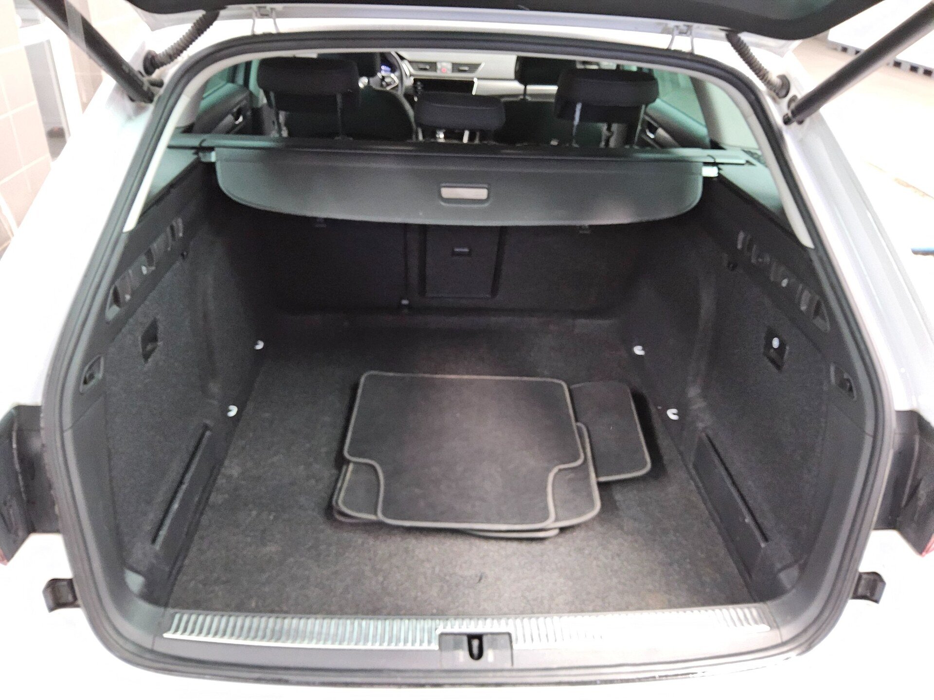 Skoda Superb Kombi 2.0 TDI Style Navi LED Shz vc RFK 12
