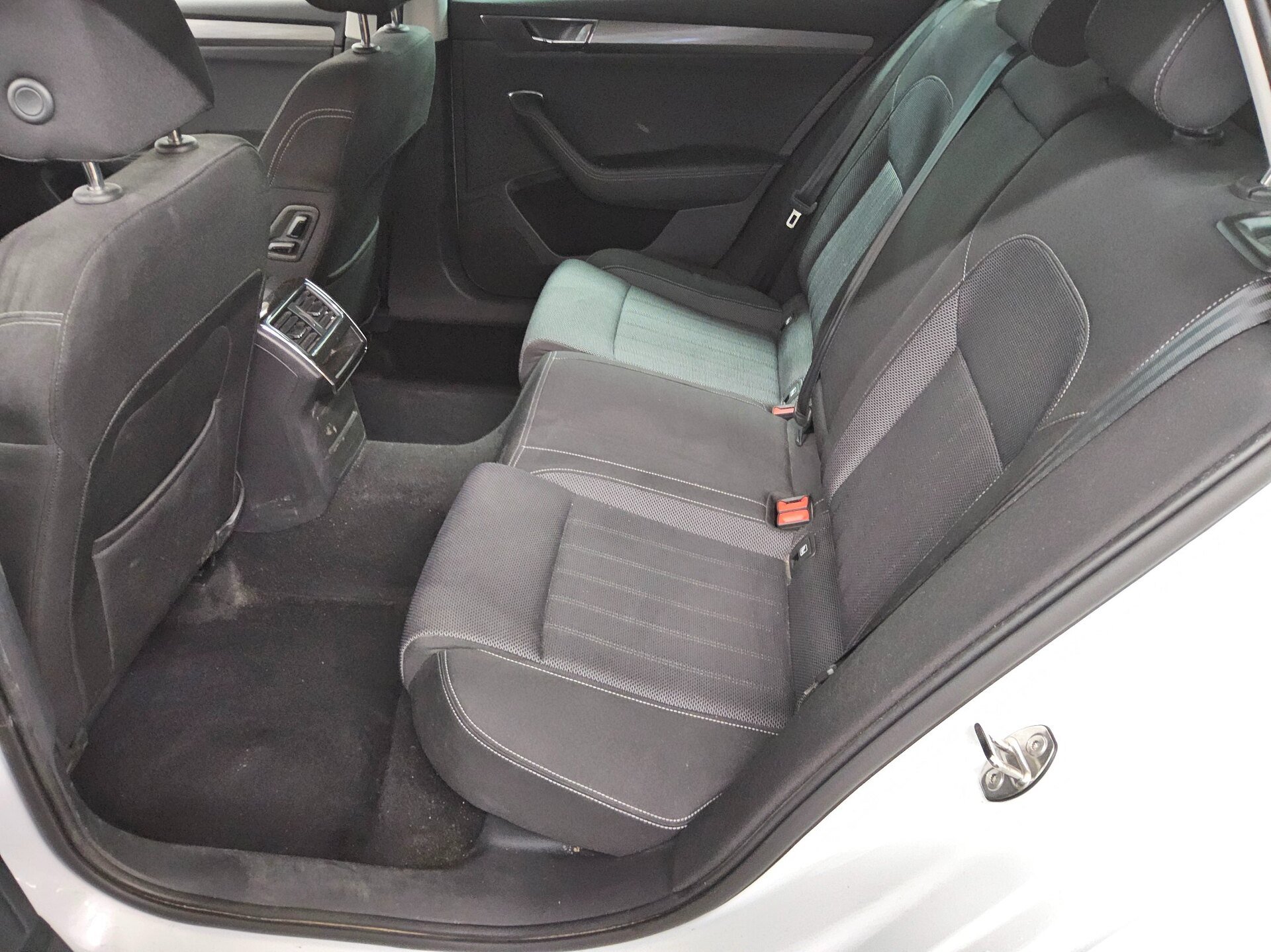 Skoda Superb Kombi 2.0 TDI Style Navi LED Shz vc RFK 13