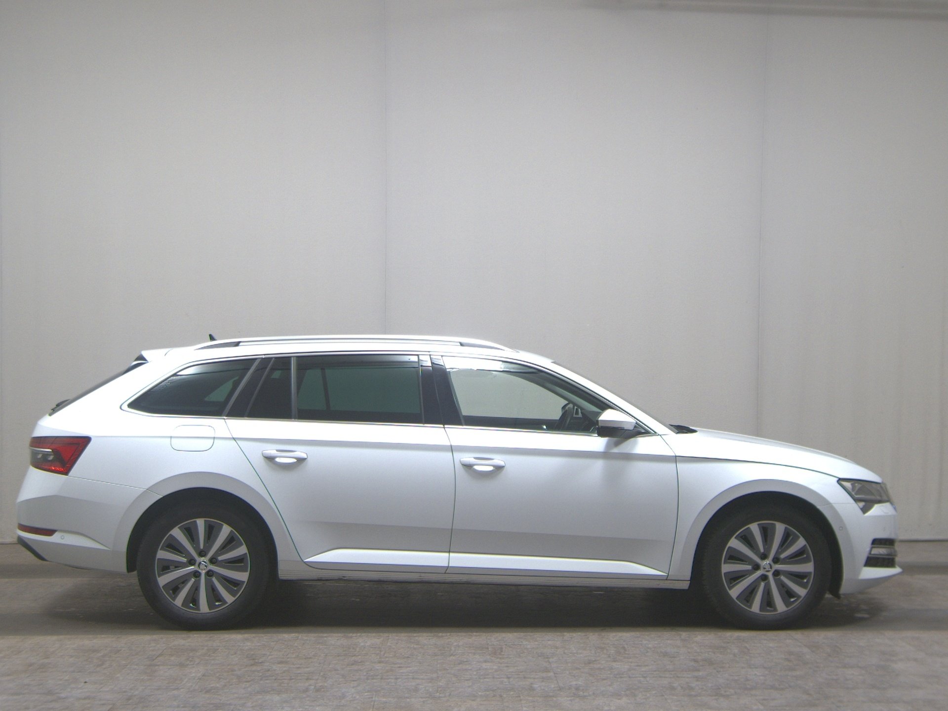 Skoda Superb Kombi 2.0 TDI Style Navi LED Shz vc RFK AHK