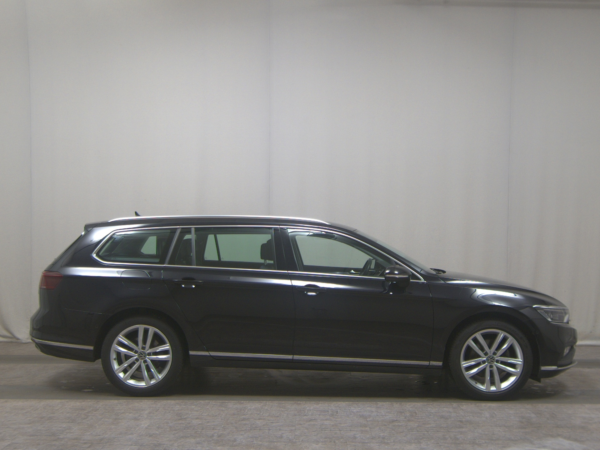Volkswagen Passat Var. 2.0 TDI Elegance Navi LED AID Alcantara Shz el.Heck 360°