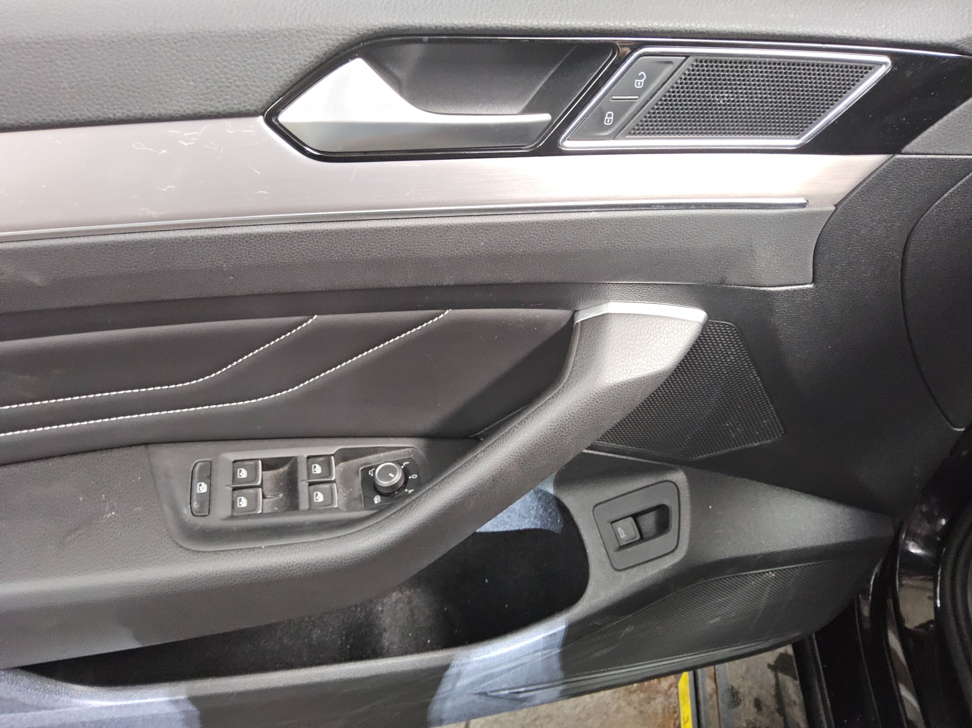 Volkswagen Passat Var. 2.0 TDI Elegance Navi LED AID Alcantara Shz el.Heck 360° 10
