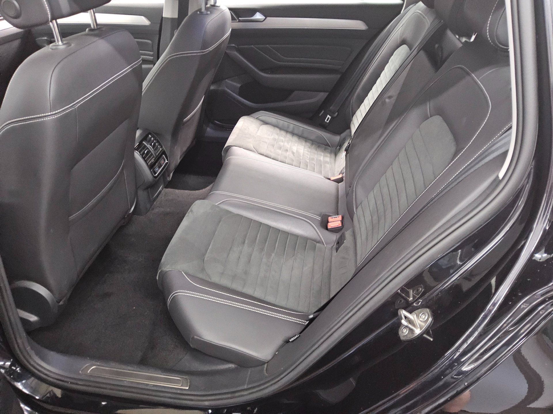 Volkswagen Passat Var. 2.0 TDI Elegance Navi LED AID Alcantara Shz el.Heck 360° 13