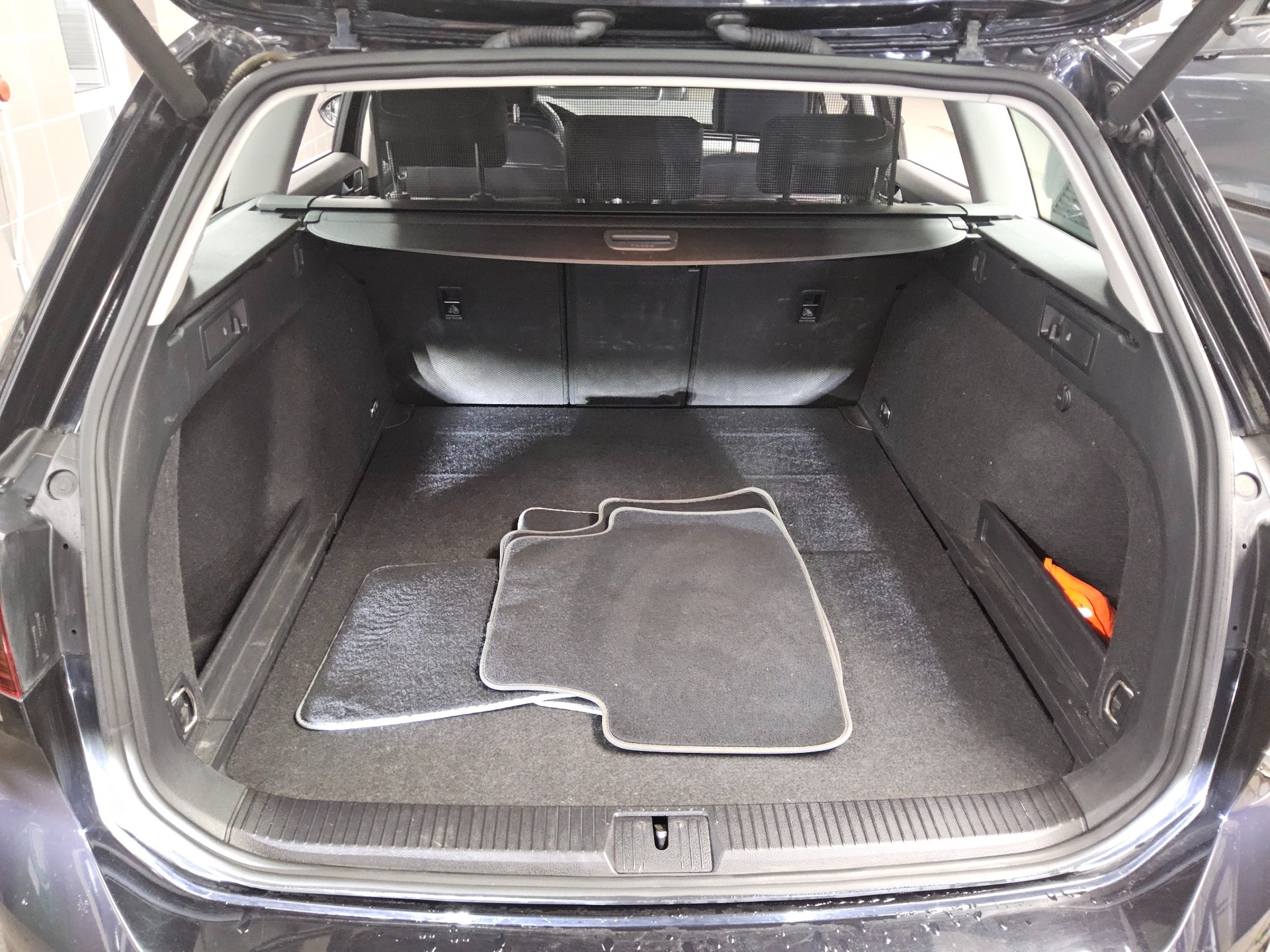 Volkswagen Passat Var. 2.0 TDI Elegance Navi LED AID Alcantara Shz el.Heck 360° 12