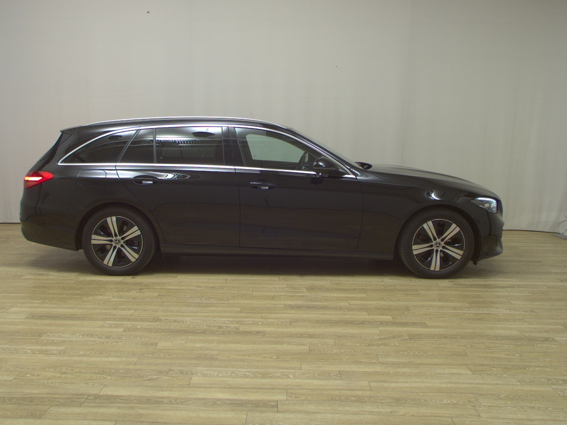 Mercedes-Benz C 180 T Avantgarde Navi LED RFK AHK Distronic+